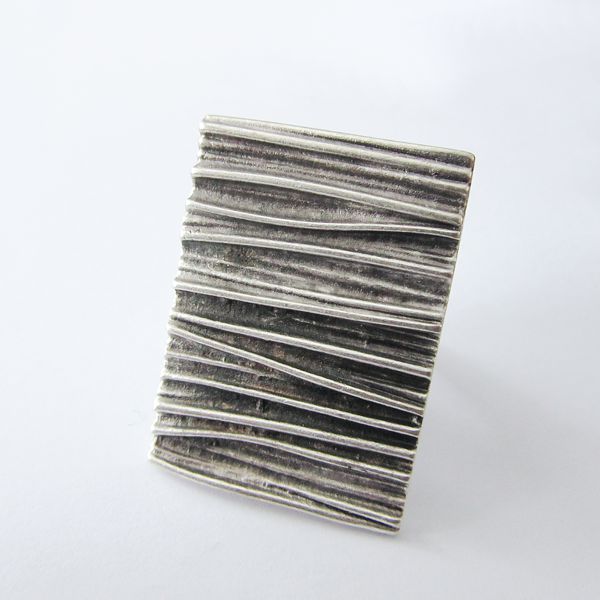 Large Lined Rectangle Seraglio Zinc Alloy Ring
